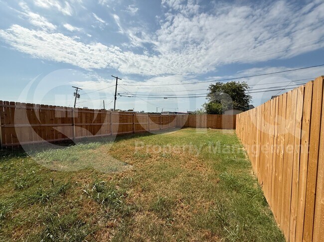 Building Photo - 8003 W Elizabeth Ln