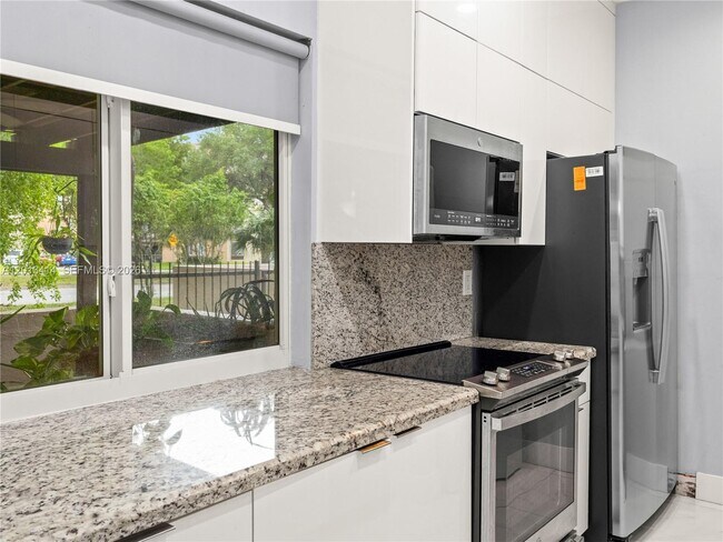 Building Photo - 9133 Fontainebleau Blvd