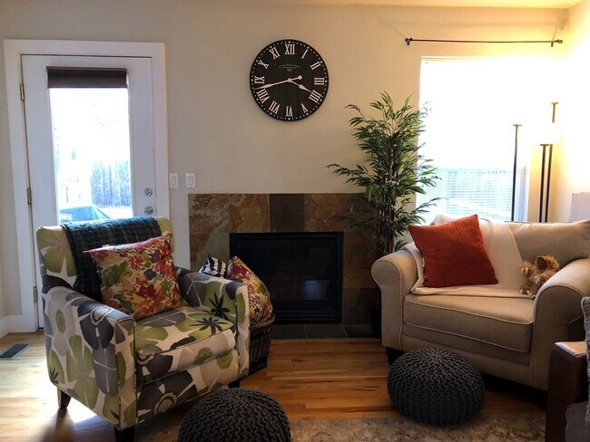 Building Photo - Charming 2br 1.5ba Two Level Condo in Dist...