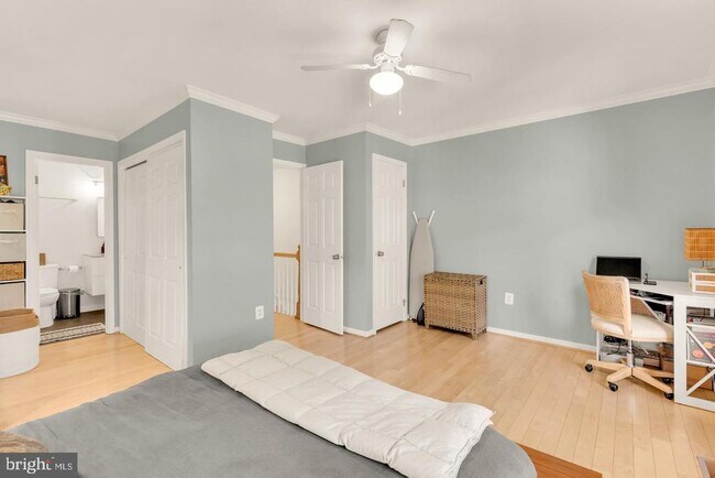 Building Photo - 2536 S Walter Reed Dr