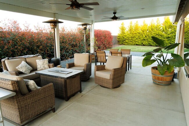 Building Photo - NW Visalia Home Coming Soon!