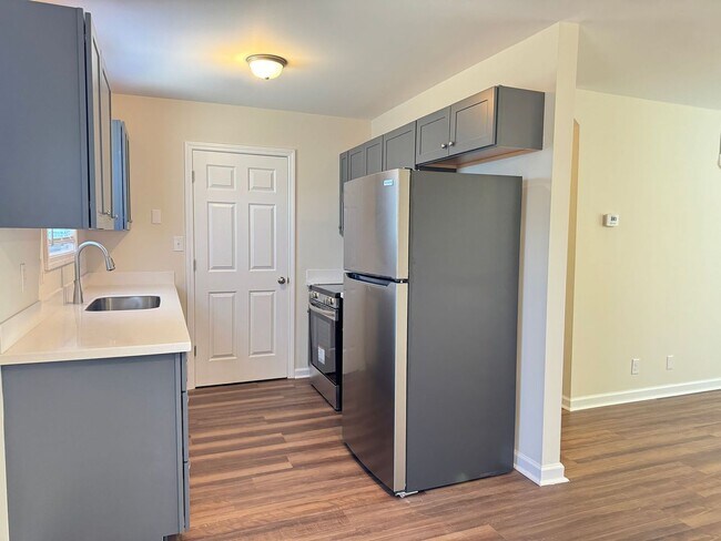 Building Photo - Cape Cod with 3 Bed/2 Bath with Basement!