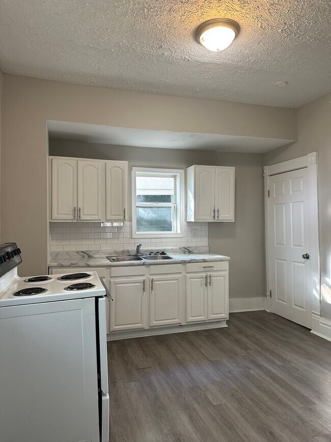 Building Photo - Welcome to this amazing 3 Bedroom, 1 Bathroom Home, located in the vibrant city of Columbus, OH!