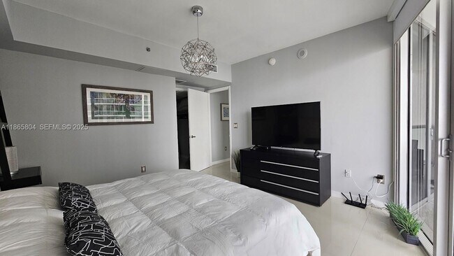 Building Photo - 495 Brickell Ave