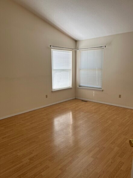 Building Photo - 914 Shandra Dr