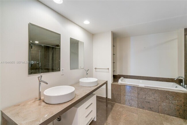 Building Photo - 495 Brickell Ave