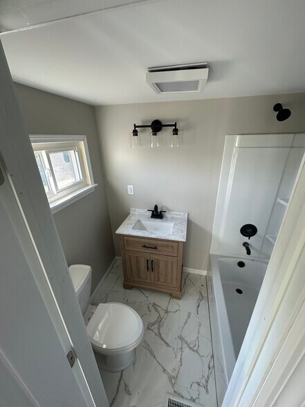 Building Photo - 617 Westridge Dr