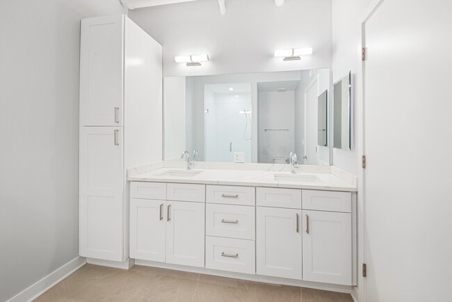 Building Photo - 4637 N Ashland Ave