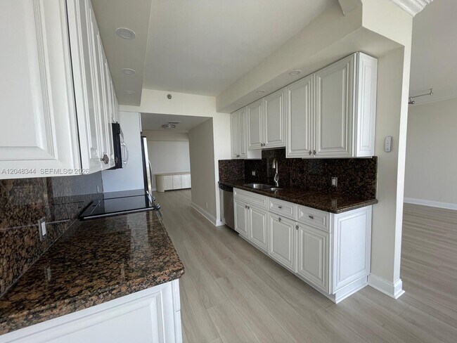 Building Photo - 20281 E Country Club Dr