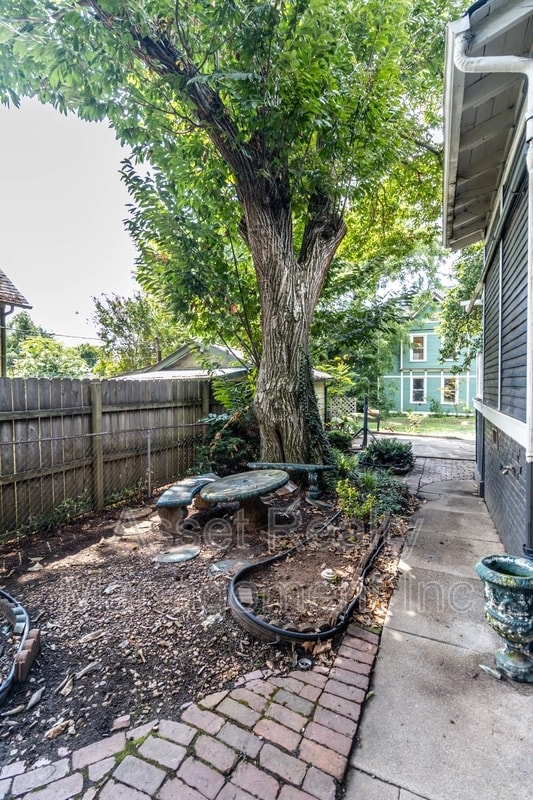 Building Photo - 602 Caswell Ave