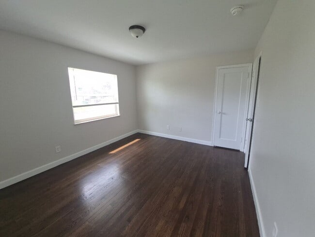 Building Photo - 5568 Raceview Ave