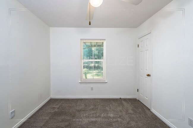 Building Photo - Charming 3-Level Home with Water Access in...