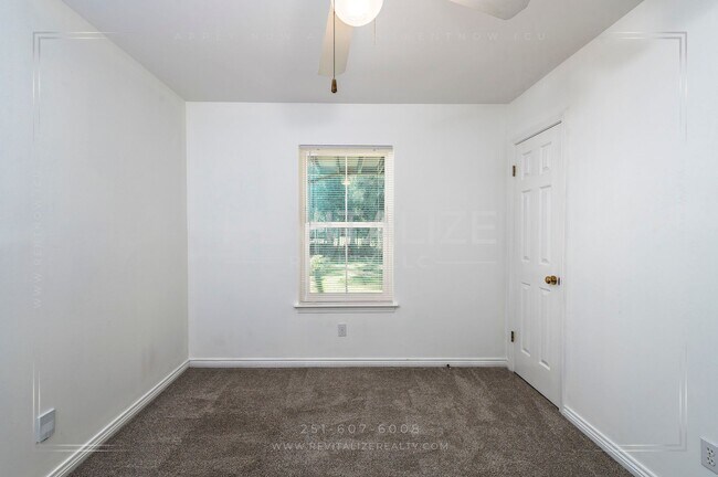 Building Photo - Charming 3-Level Home with Water Access in Daphne, AL