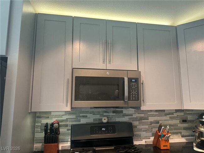 Building Photo - 820 Bergamont Dr