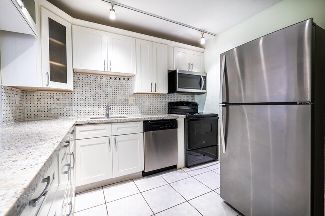 Building Photo - 2200 E Hallandale Beach Blvd