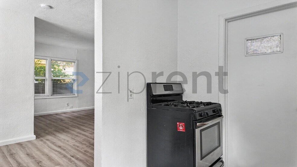 Building Photo - Unit