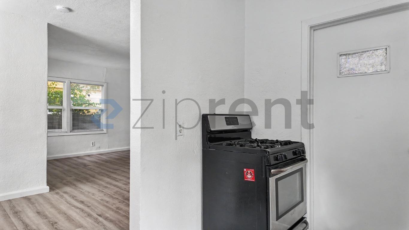 Building Photo - Unit