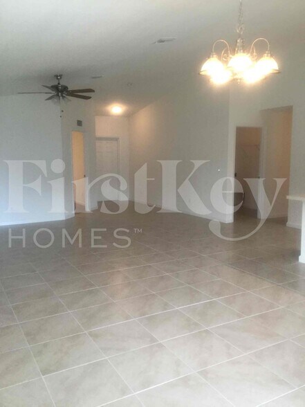 Building Photo - 146 SW Milburn Cir