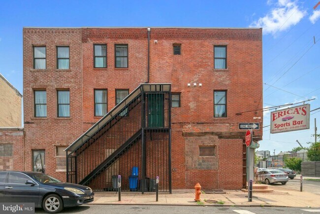 Building Photo - 2049 E Hagert St