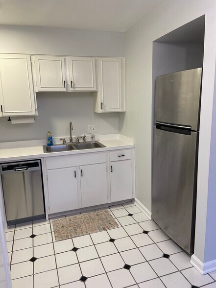 Building Photo - 110 Jamestown Dr