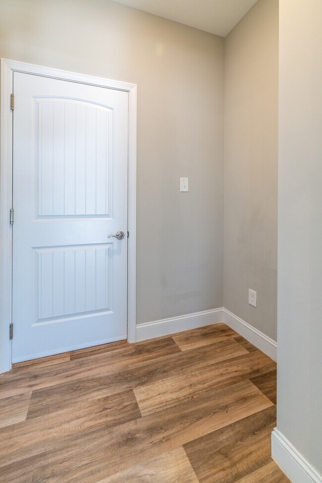 Building Photo - 7703 Honey Oaks Rd