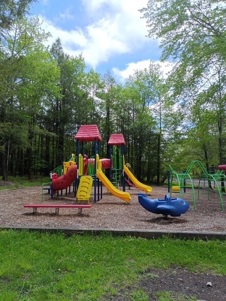 Community play ground 6 minute walk. - 29 Peter Way