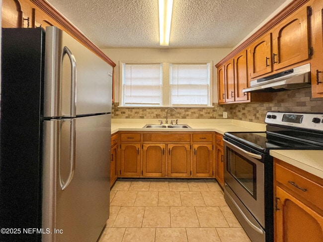 Building Photo - 2575 Myra St