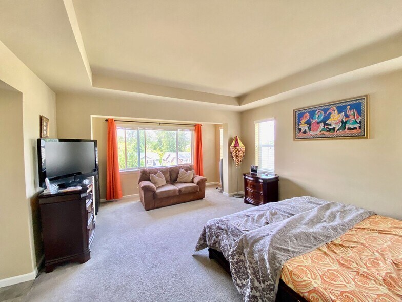 Building Photo - Welcome to the Claremont community in the Renton Highlands!