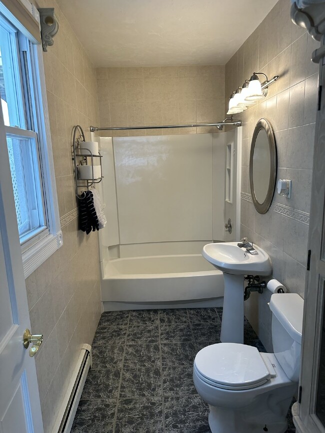 Building Photo - Luxurious 2 Bed, 2 Bath Rental on Lake Qui...