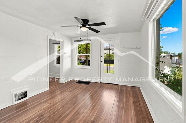 Building Photo - Historic Victorian Duplex with Great Location and Washer/Dryer