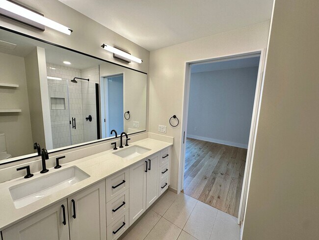 Building Photo - MOVE -IN SPECIAL-FREE RENT! Luxury 2 Bedro...