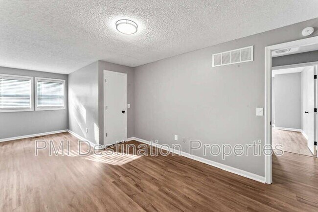 Building Photo - 1322 N Harvey Dr
