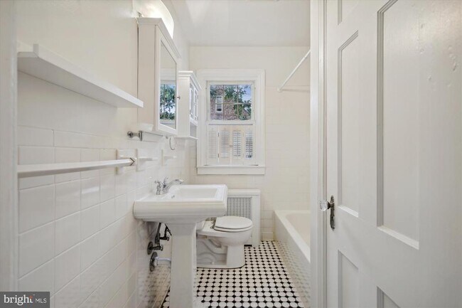 Building Photo - 619 S Garfield St