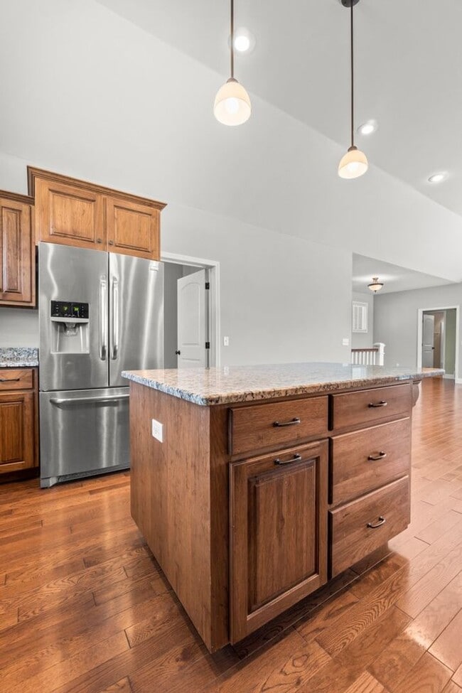 Building Photo - BEAUTIFUL Neighborhood Home!