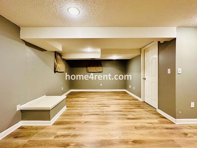 Building Photo - Three Bedroom Home in Overland Park w/ Wood Floors, Finished Basement, and a Fenced Yard!