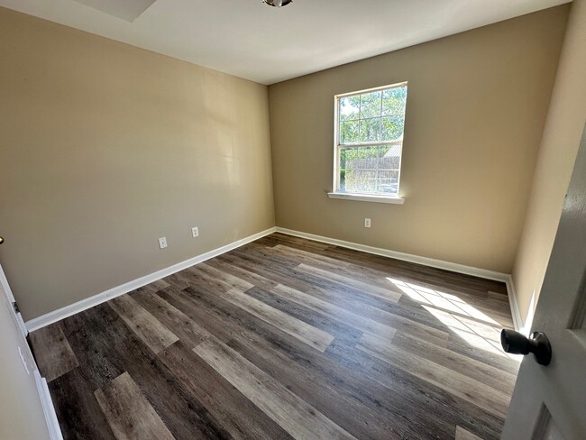 Building Photo - Creekside Apartments