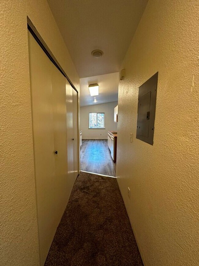 Building Photo - 2 bedroom duplex