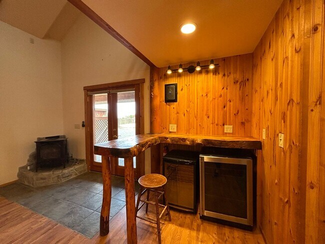 Building Photo - 3 Bedroom Home on Two Acres
