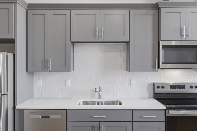 Building Photo - MOVE IN SPECIAL - NEWLY RENOVATED DOWNTOWN SALEM STUDIO