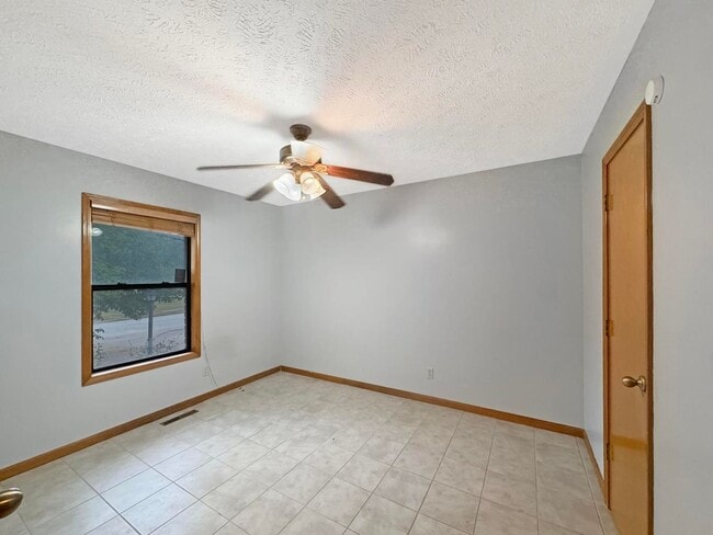Building Photo - Beautiful 3 Bedroom Home with Fenced Yard & 2-Car Garage in Central West Springfield!