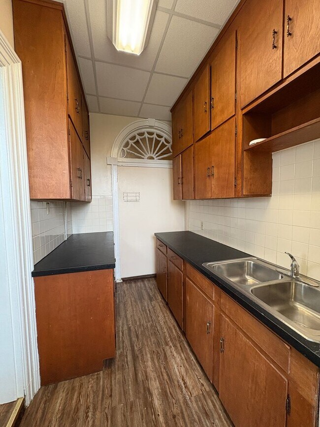 Building Photo - Apartment located inside beautiful historcal home in Lynchburg!