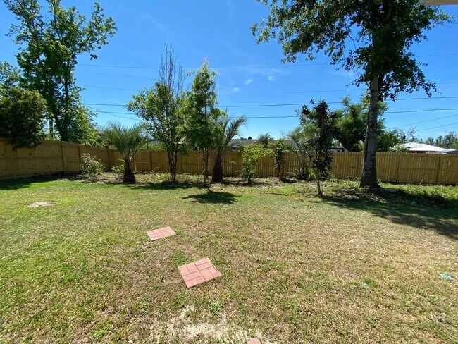 Building Photo - Expansive Home in the Desirable "The Hammo...