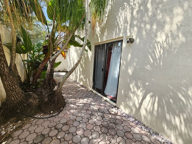 Building Photo - 3 bedroom 2 bath furnished & remodeled hom...