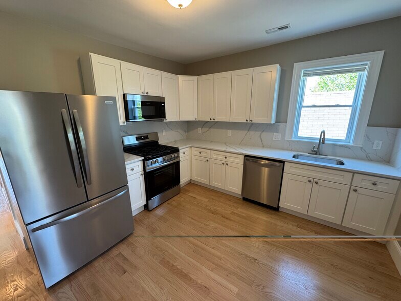 Building Photo - 31 Cameron Ave