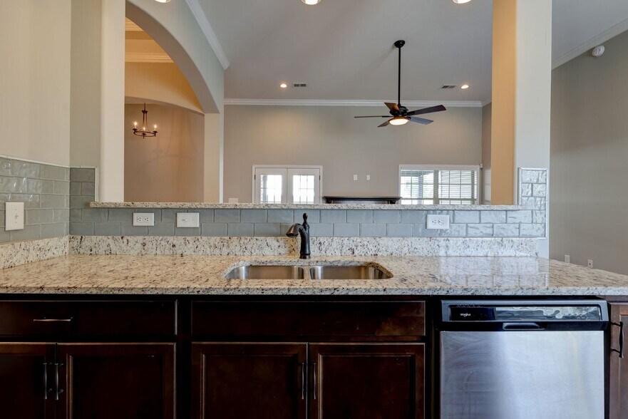 Building Photo - 1008 Meadowview Ln