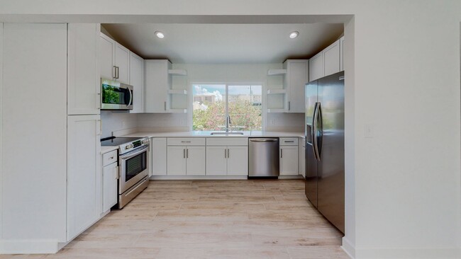 Building Photo - Fully renovated 4 Bedroom / 3 Bathroom hom...