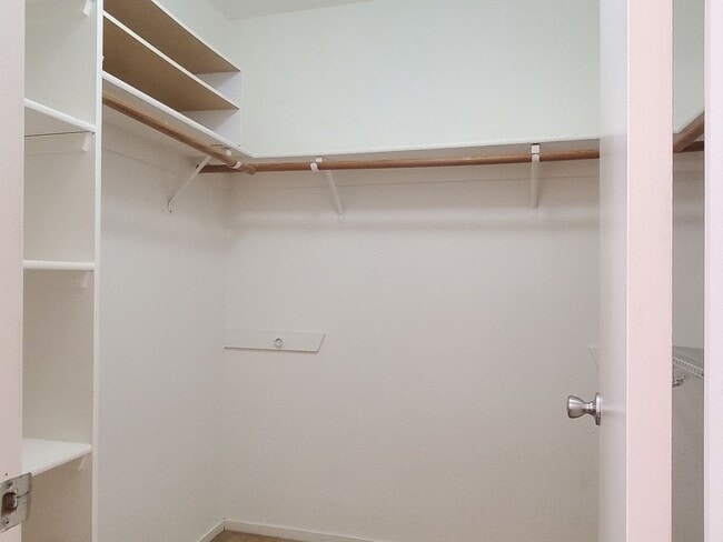 Building Photo - Spacious Condo, A/C, Wood Floors, Fresh Pa...