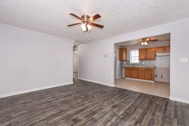 Building Photo - 2 Bedroom/1 bath Single House!