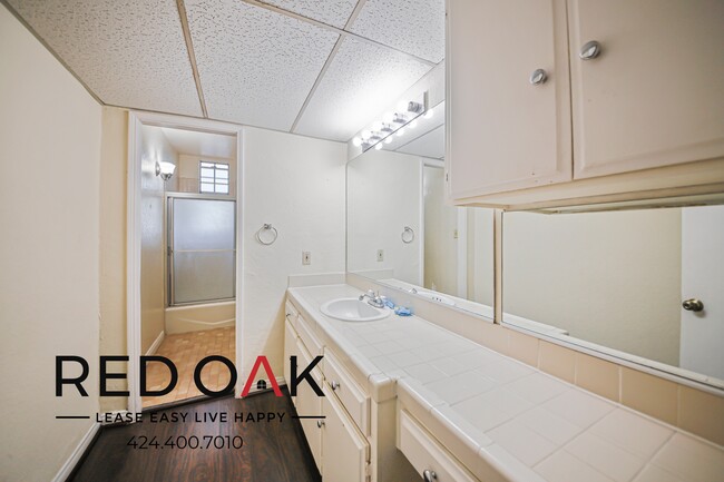 Building Photo - Charming, Spacious One Bedroom with Kitche...