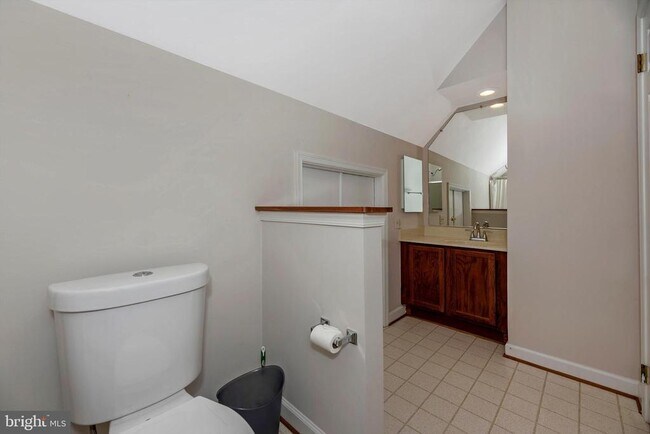 Building Photo - 910 McLendon Dr